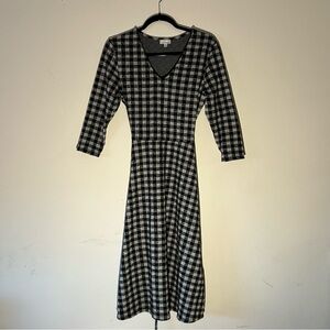 V-neck midi dress in grey check